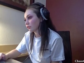 18 jaar oud lenna lux masturberen in headphones