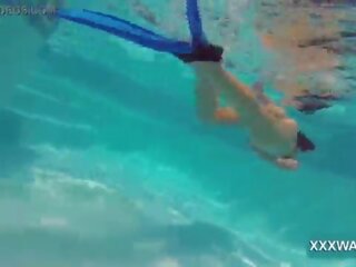 Glorious brune slattern karamele swims nënujë