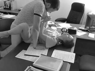 A ülemus fucks tema väike sekretär edasi a kontoris tabel ja videod see edasi peidetud kaamera