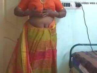 Hinduskie desi pokojówka wymuszony do film jej naturalny cycki do dom owner