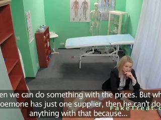 Szőke saleswoman szar -ban hamisítvány kórház