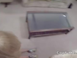 Attractibe blondýnka saje a fucks falešný policajt v ji flat