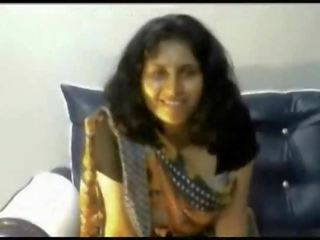 Desi india muda perempuan pengupasan di saree di kamera web menunjukkan tetek besar