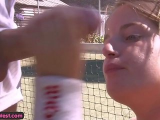 Gemeen amateur koppel neuken op een tennis rechtbank