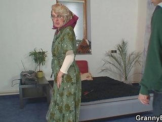 Ensom gammel bestemor gleder en unge stripling