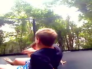 Teens fukanje na na trampoline