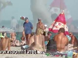 Naomi1 stimulim me dorë një i ri chap në një publike plazh