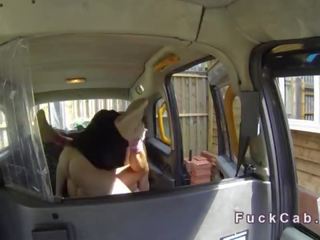 Cab chauffeur baise énorme seins pornstar sur sécurité cames