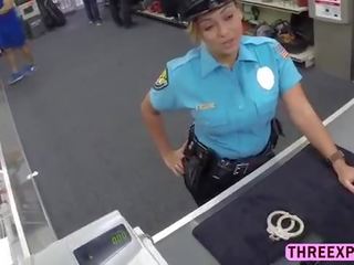 大 屁股 警察 女人 得到 裸 在 该 店 和 性交 硬