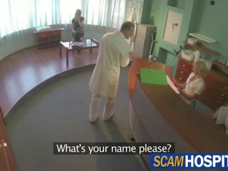 Damn blondin turist fågelunge blir körd av den medico i den examining bord