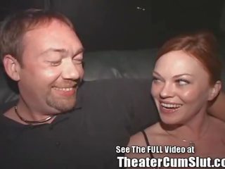 Rdeča glava kurba loose v porno gledališče!